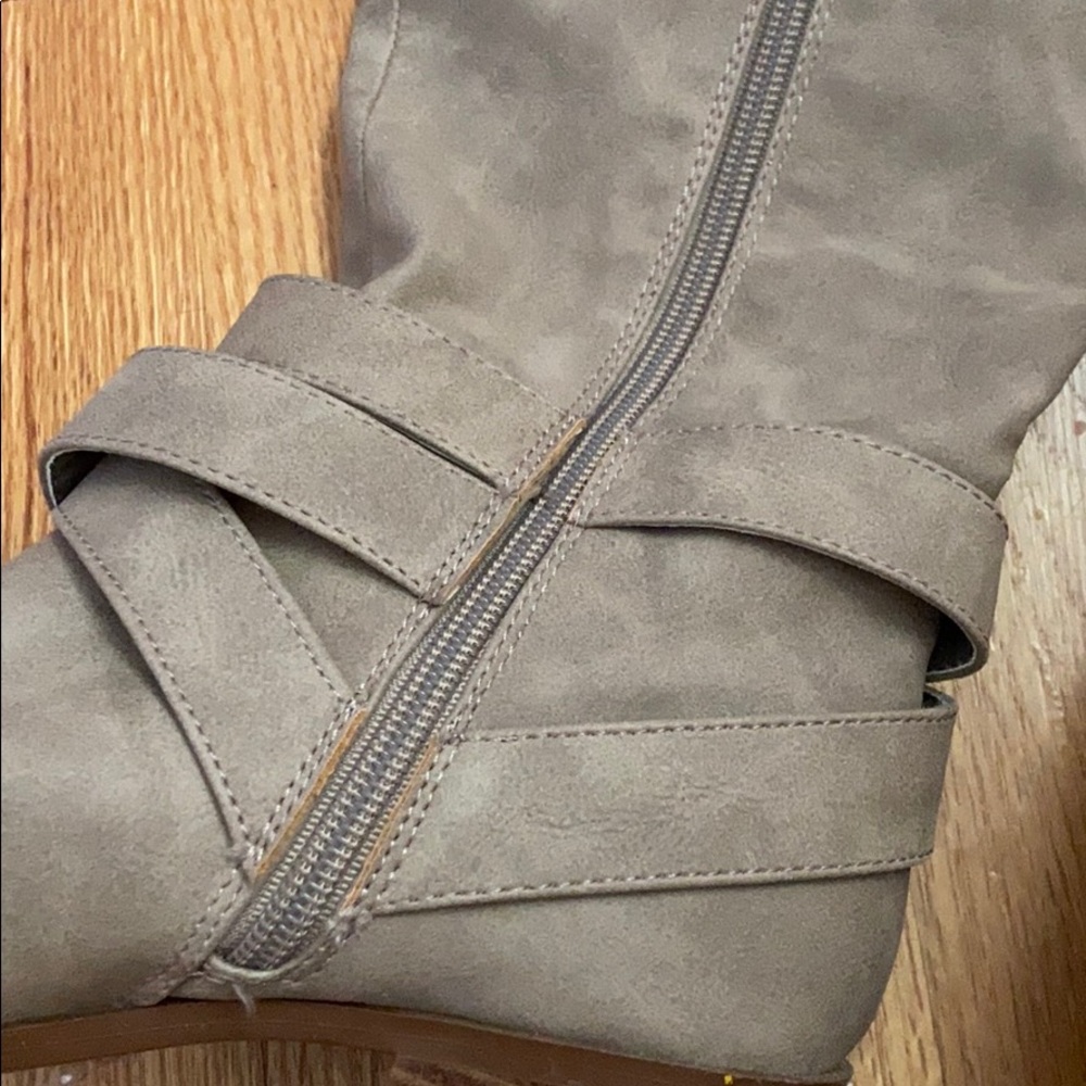 Boots - Picture 4 of 4